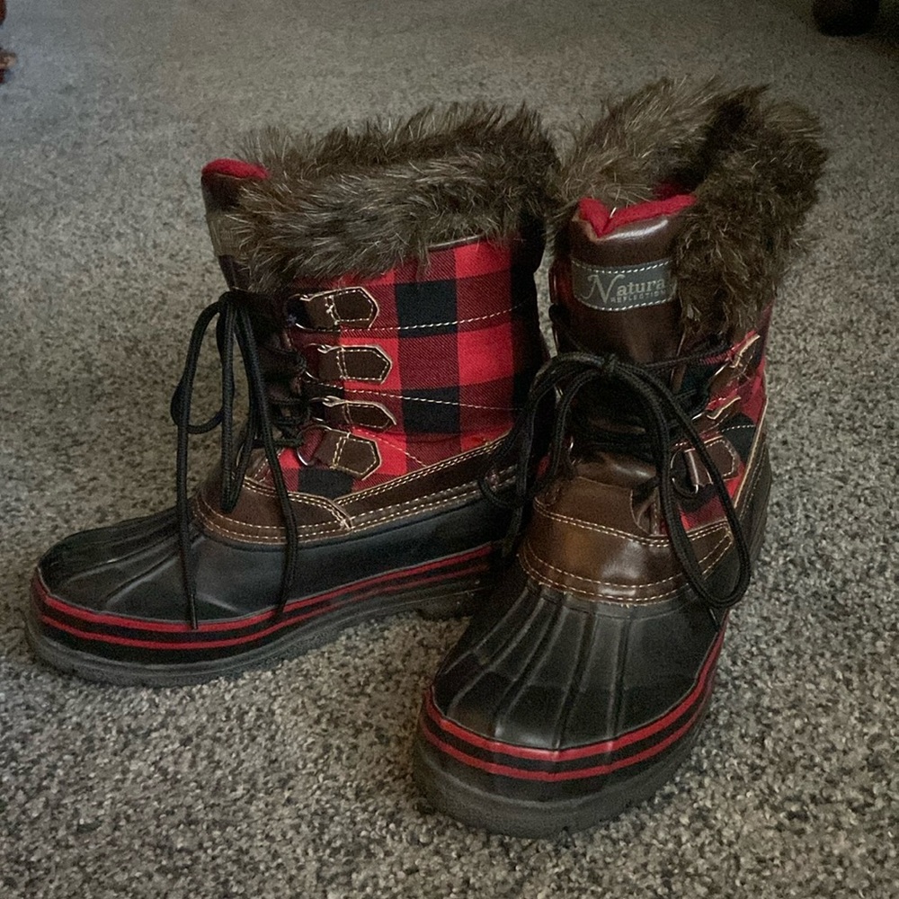 Plaid duck boots with faux fur trim, size 8